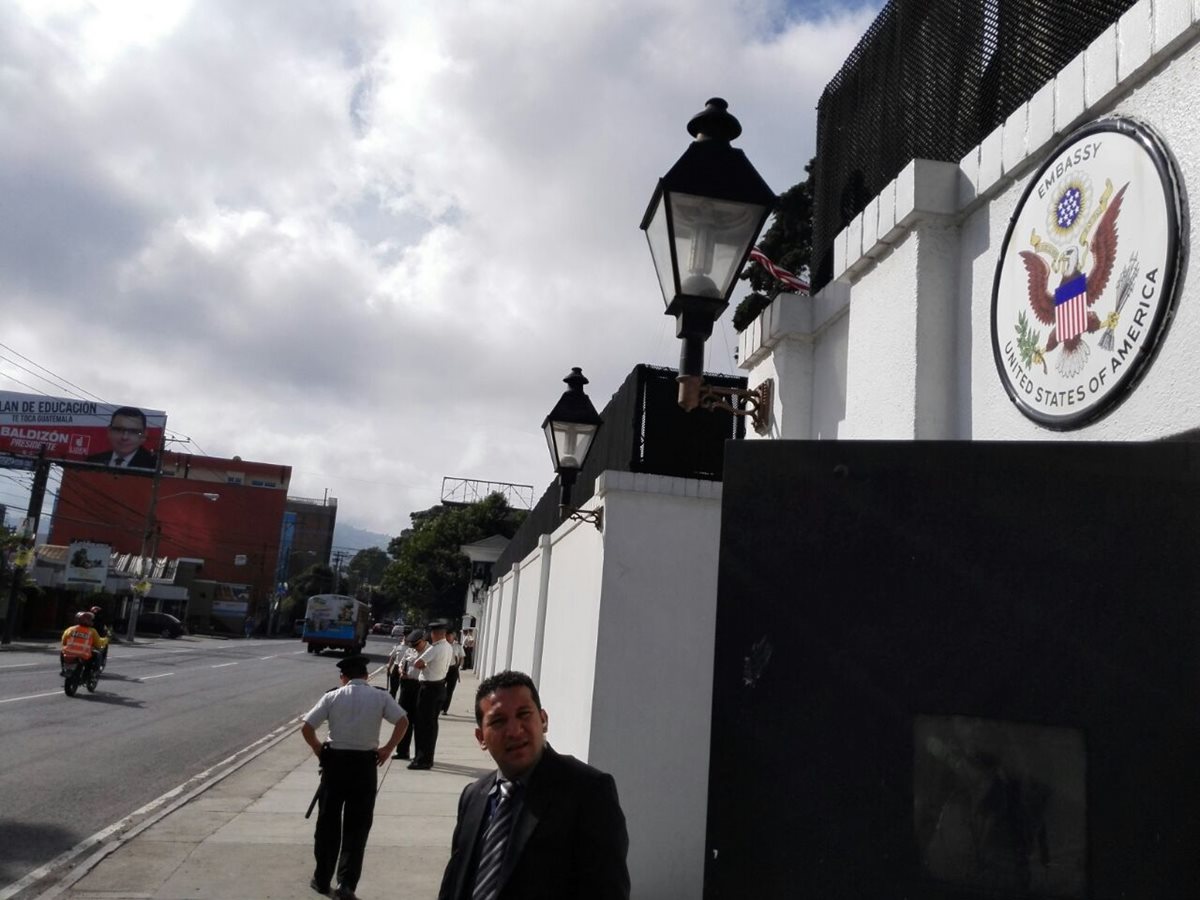 La seguridad en la embajada de los Estados Unidos fue reforzada por medidas de seguridad. (Foto Prensa Libre: E. Bercian)