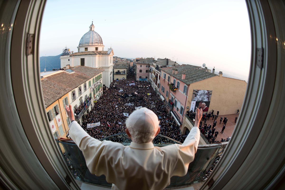 Una gran multitud de peregrinos abarrotó la plaza de La Libertad en Castel Gandolfo para recibir la última bendición del Papa Benedicto XVI el 28 de marzo de 2013. (Foto: AP)