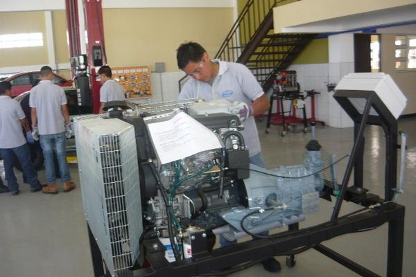 Jóvenes aprenden  mecánica automotriz en sede del Intecap  inaugurada ayer. (Foto Prensa Libre: Genner Guzmán)