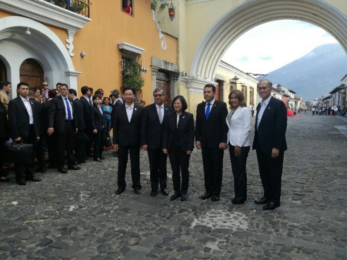 Funcionarios en la Calle del Arco de Antigua Guatemala, Sacatepéquez. (Foto Prensa Libre: @GuatemalaGob)