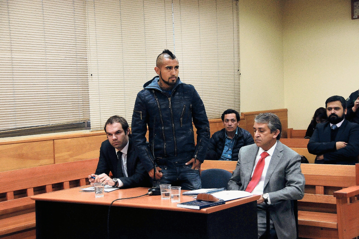 El futbolista chileno Arturo Vidal compareció  hoy, en el Tribunal de Garantía de San Bernardo, en el sur de Santiago. (Foto Prensa Libre: AFP)