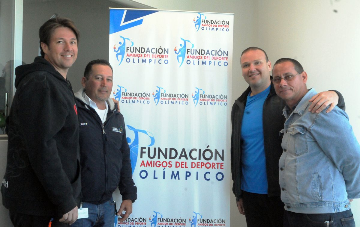 Los tiradores, el entrenador y el psicólogo recibieron el apoyo de FADO. (Foto Prensa Libre: Jeniffer Gómez)