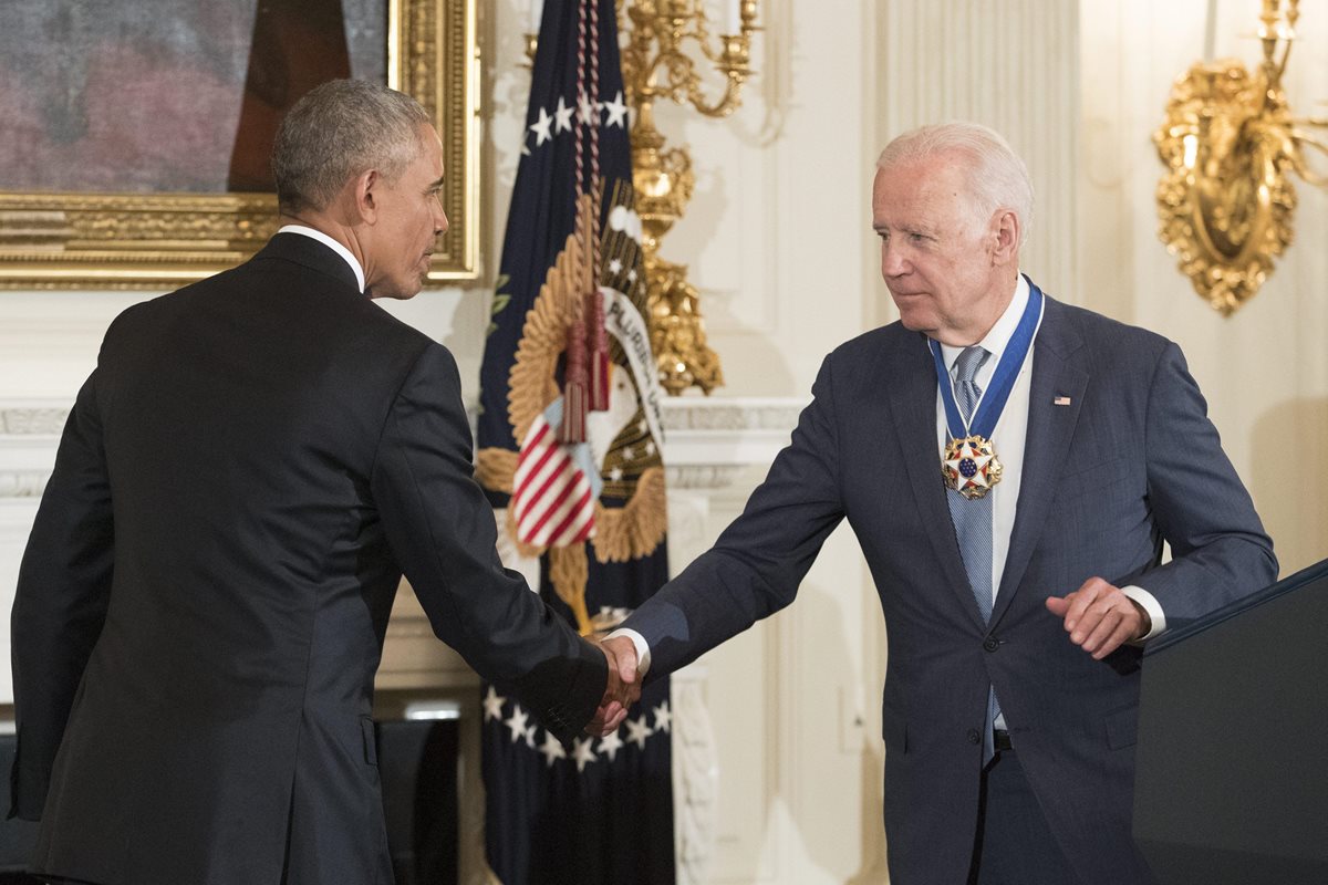 Barack Obama (a la izq.) estrecha la mano del vicepresidente Biden. (Foto Prensa Libre: EFE).