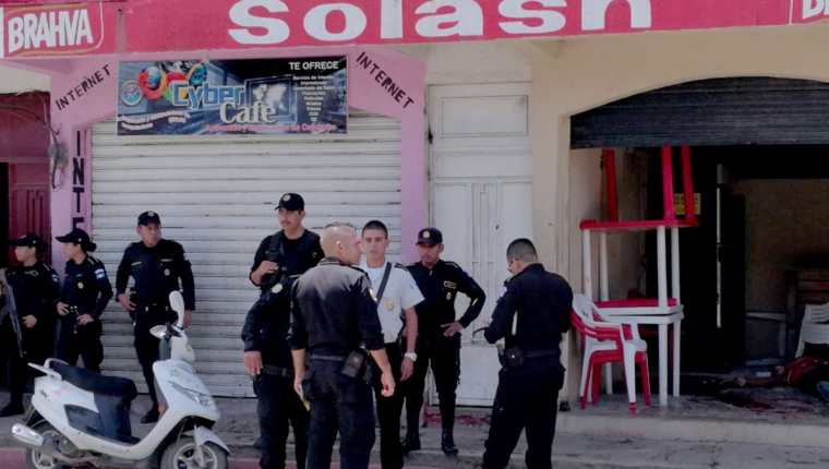 Agentes de la PNC resguardan el lugar donde se produjo el triple asesinato, en el barrio El Cóndor, Jutiapa. (Foto Prensa Libre: Hugo Oliva)