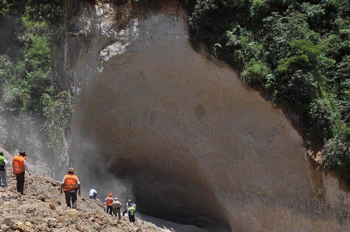 El socavamiento tiene 50 metros de ancho, 80 metros de alto y 30 metros de profundidad. (Foto Prensa Libre: Conred)