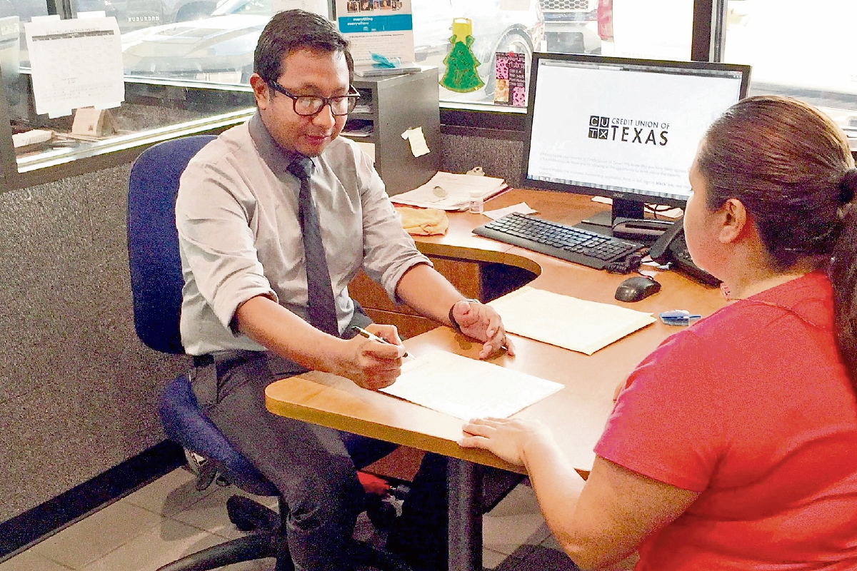 Ronald Manrique se dedica a comercializar vehículos, en Houston, Texas.