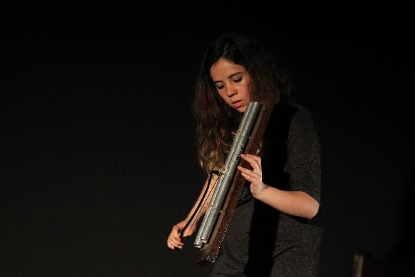 Mabe Fratti hace sonar el tubarc, otro instrumento de Joaquín Orellana. (Foto Prensa Libre: Edwin Castro)