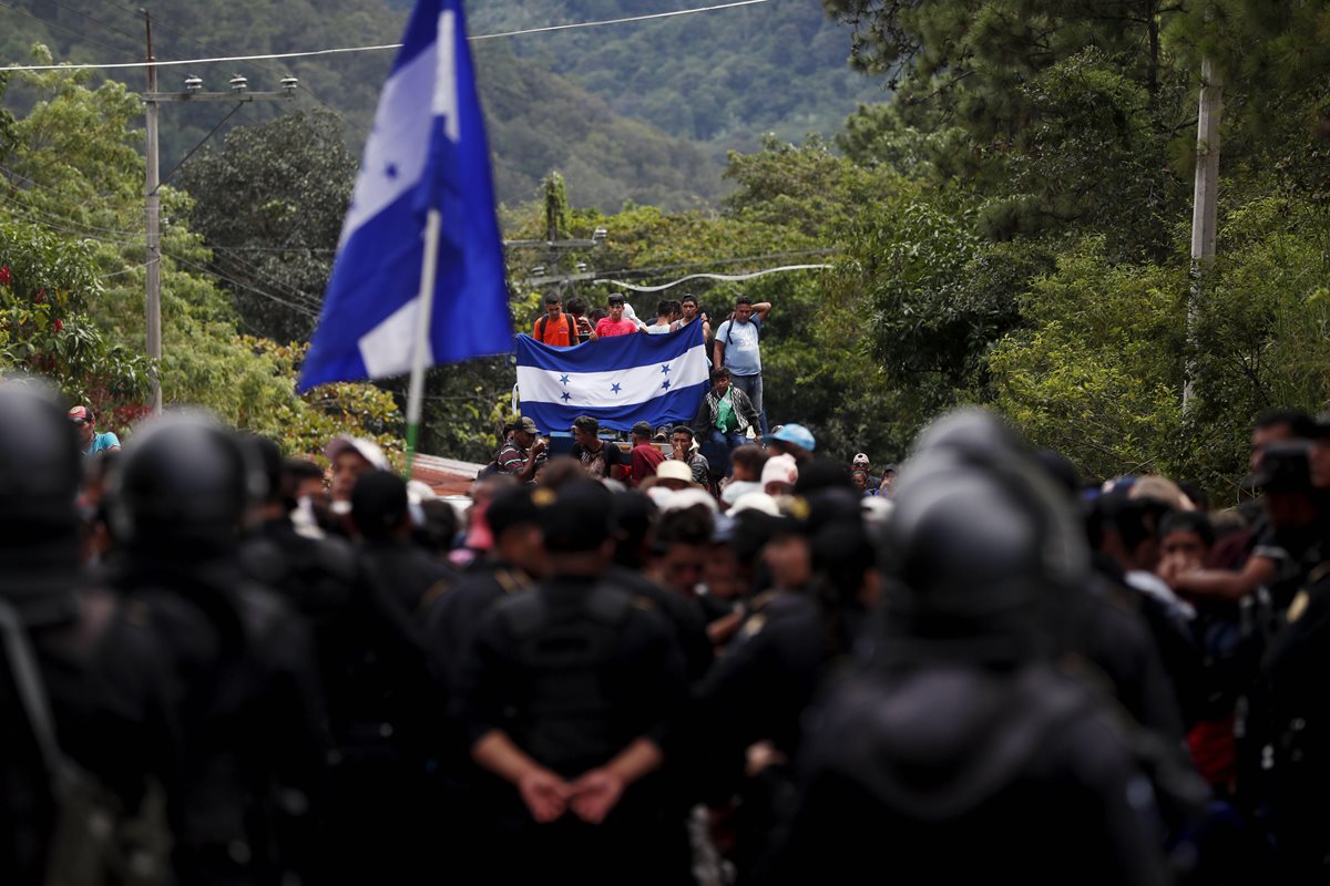 El vicepresidente de Estados Unidos, Mike Pence, pide al gobierno de Guatemala que controle el paso de los migrantes hondureños, para evitar que lleguen a territorio estadounidense. (Foto Prensa Libre: EFE)
