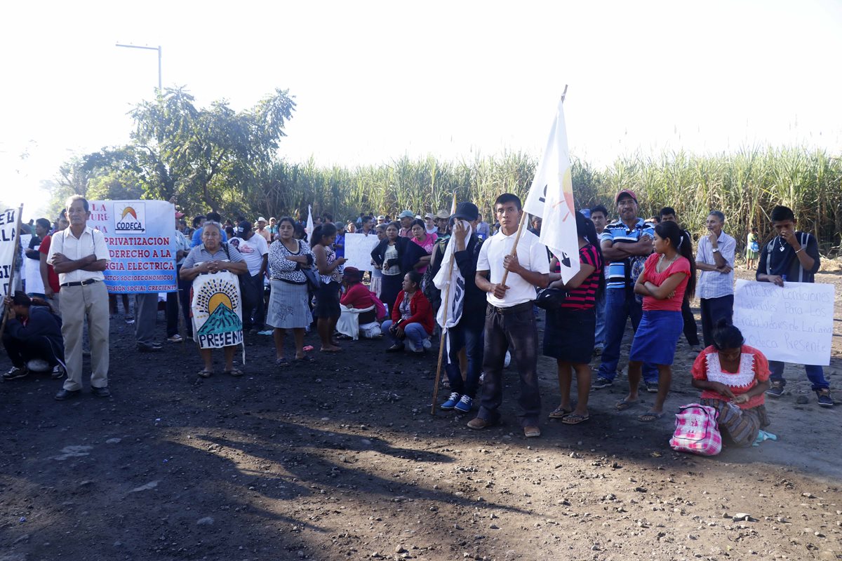 Según los manifestantes los bloqueos se deben a la falta de compromisos por parte de las empresas azucareras que operan en Retalhuleu. (Foto Prensa Libre: Rolando Miranda)