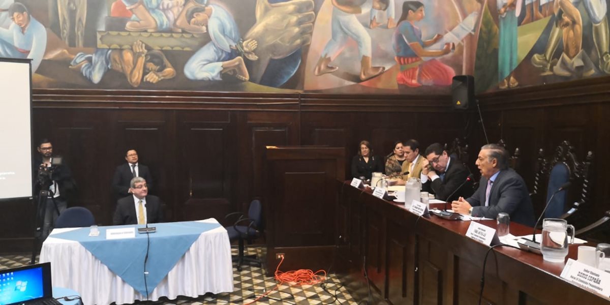 Solamente uno de los 20 actores citados a la comisión pesquisidora acudió a la audiencia pública en el Congreso. (Foto Prensa Libre: Carlos Álvarez)
