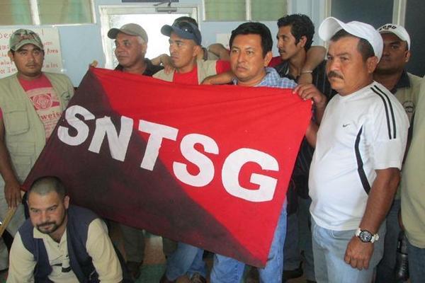 Un grupo de salubristas ocupa el Área de Salud de Zacapa, para pedir la destitución del director Byron Echeverría. (Foto Prensa Libre: Víctor Gómez)