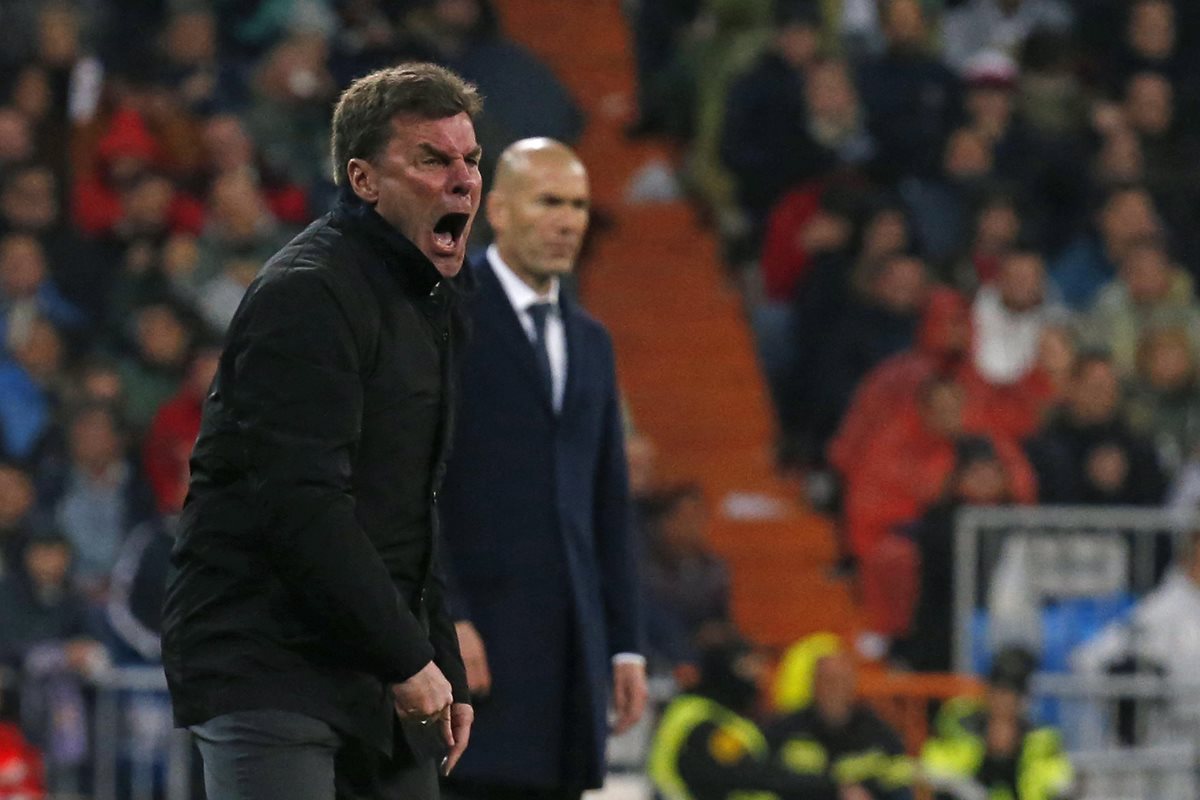 Dieter Hecking exigió a sus jugadores para intentar revertir el resultado frente al Real Madrid. (Foto Prensa Libre: EFE)