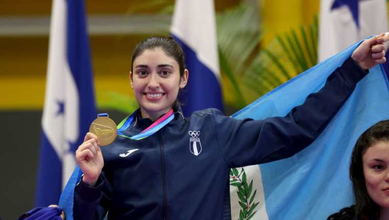 Rosario Bonilla luce la medalla de oro que conquistó en Managua 2017. (Foto Prensa Libre: Carlos Vicente)