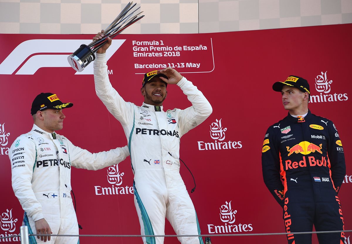 Lewis Hamilton celebra en el podio con Valtteri Bottas y Max Verstappen en el circuito de Montmelo. (Foto Prensa Libre: AFP)