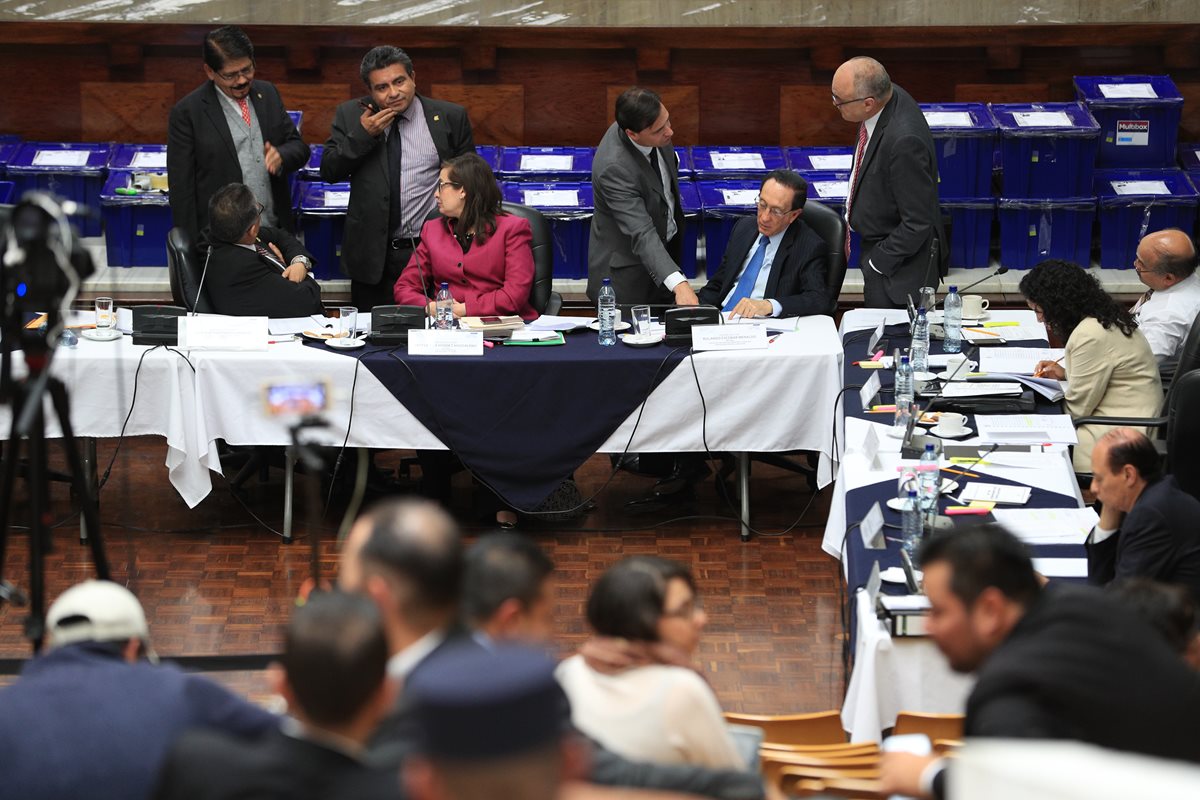 La Comisión de Postulación de Fiscal General revisa los expedientes de los candidatos. (Foto Prensa Libre: Carlos Hernández)