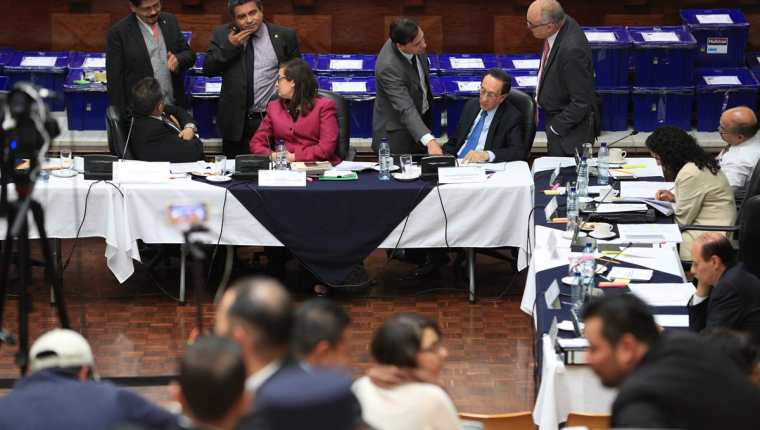 La Comisión de Postulación de Fiscal General revisa los expedientes de los candidatos. (Foto Prensa Libre: Carlos Hernández)