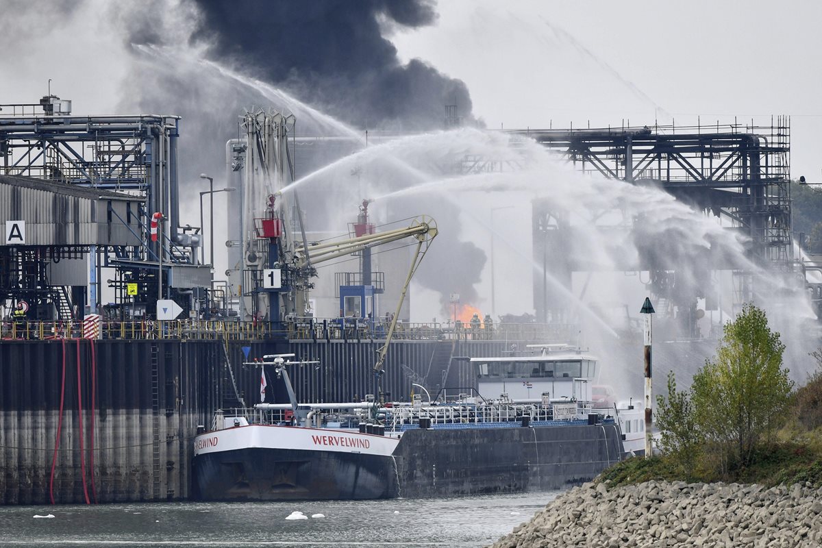 Bomberos intentan apagar las llamas en el recinto de la compañía Basf en Ludwigshafen (Alemania). (Foto Prensa Libre: EFE).