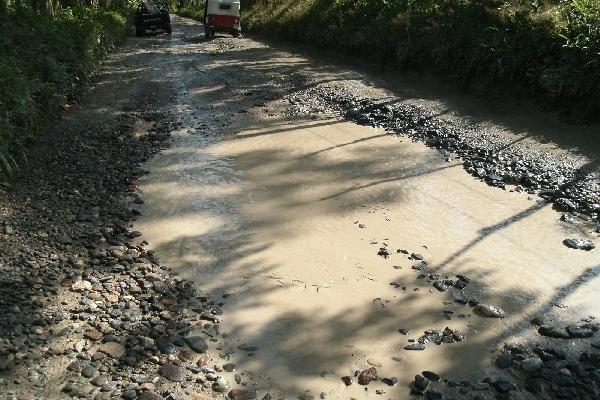 Carretera hacia varias comunidades de Los Amates,  fronterizas con Honduras.