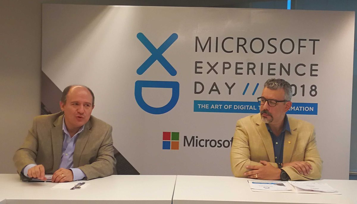 Roberto Marroquín, gerente general de Microsoft Guatemala y Mario López Salguero, director ejecutivo de la AGG durante la presentación del Microsoft Experience Day 2018. (Foto Prensa Libre: Cortesía Microsoft Guatemala)