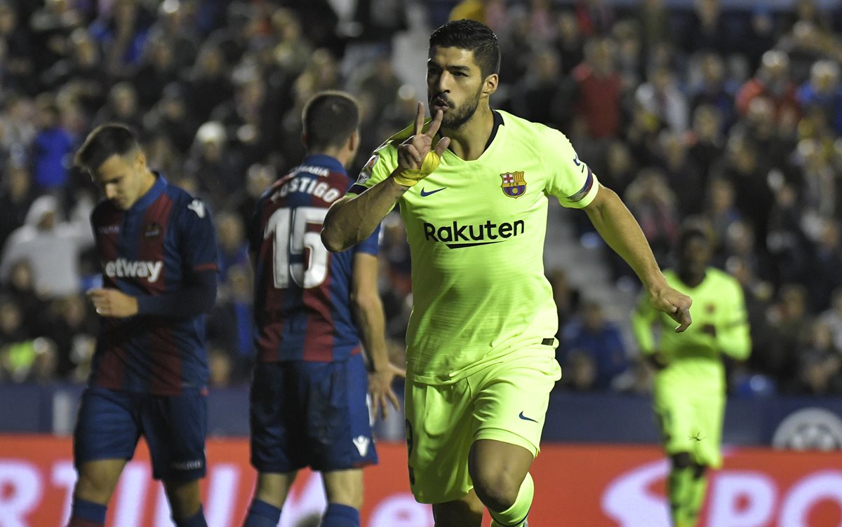 Luis Suárez abrió el marcador para el FC Barcelona. (Foto Prensa Libre: AFP)