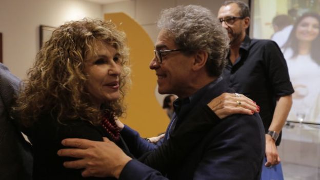 Rodrigo Rey Rosas (der.) es uno de los escritores que recomienda el reciente ganador del premio Cervantes. GETTY IMAGES