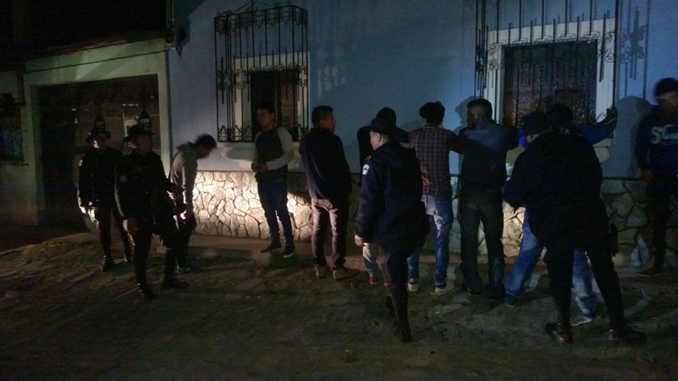 Agentes de la PNC efectúan operativos en Sumpango, donde este miércoles entra en vigencia un acuerdo municipal que regula la venta de licores. (Foto Cortesía: Sumpango Libre)