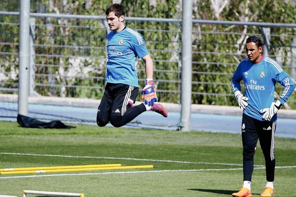 Iker Casillas fue sustituido ayer en el campo por Keylor Navas en el partido ante el Almería. (Foto Prensa Libre: EFE).