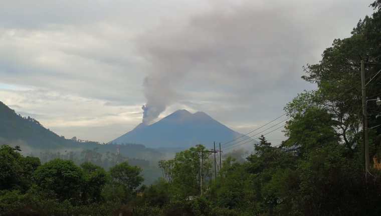 Así se vio la actividad en el Volcán de Fuego esta mañana. (Foto Prensa Libre: César Pérez)