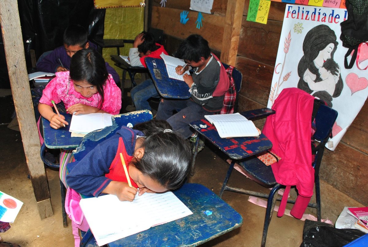 Los niños que acuden a las escuelas públicas reciben clases en condiciones e instalaciones precarias. (Foto Prensa Libre: Hemeroteca PL)