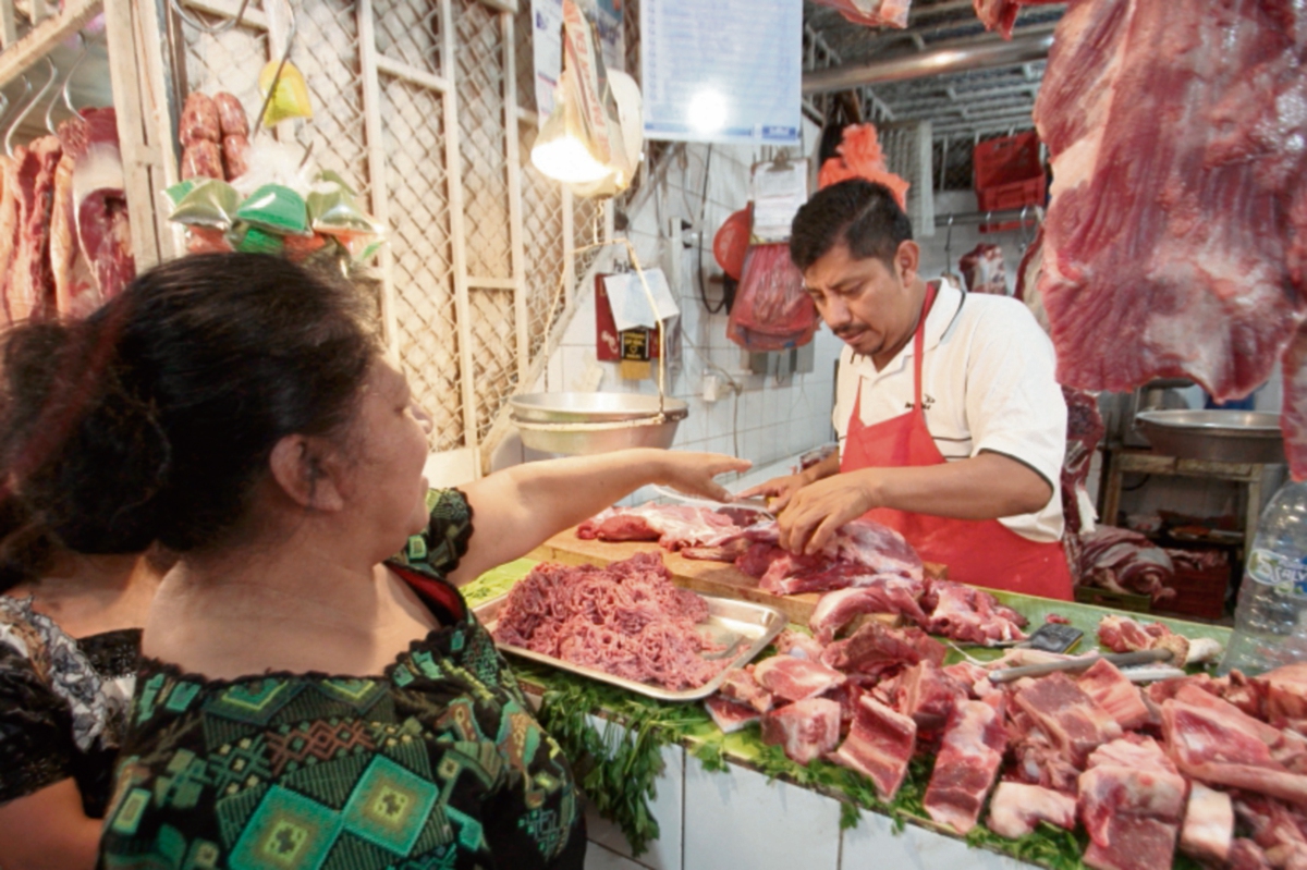 LIBRA DE carne roja en canal bajó 25 centavos la semana pasada en  mercados capitalinos, informaron expendedores. (Foto Prensa Libre: ERICK AVILA)