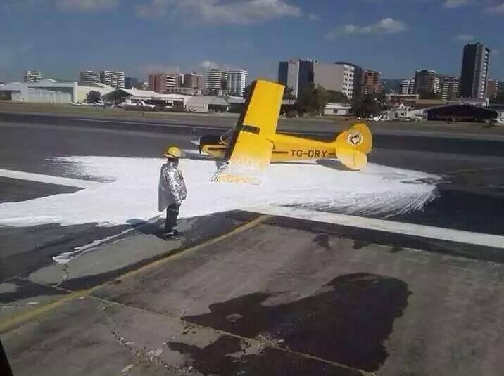 La avioneta matrícula TGDRY tuvo un accidente y derrapó en la pista del Aeropuerto Internacional La Aurora. (Foto, Prensa Libre Cortesía DGAC).