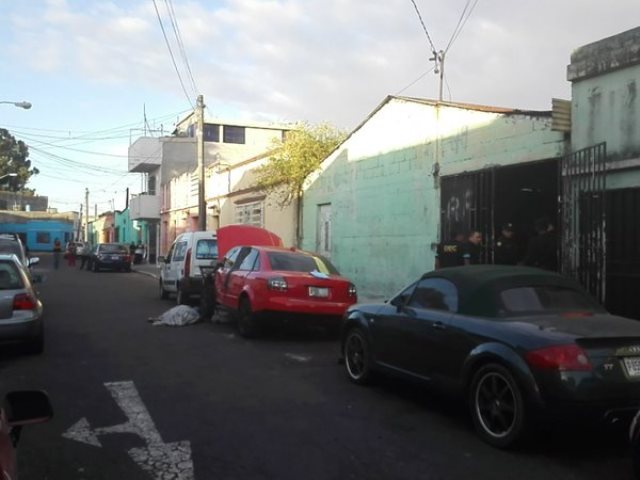 El cadáver de Kevin René Jiménez quedó tendido junto al vehículo que llegó a reparar. (Foto Prensa Libre: Sara Melini)