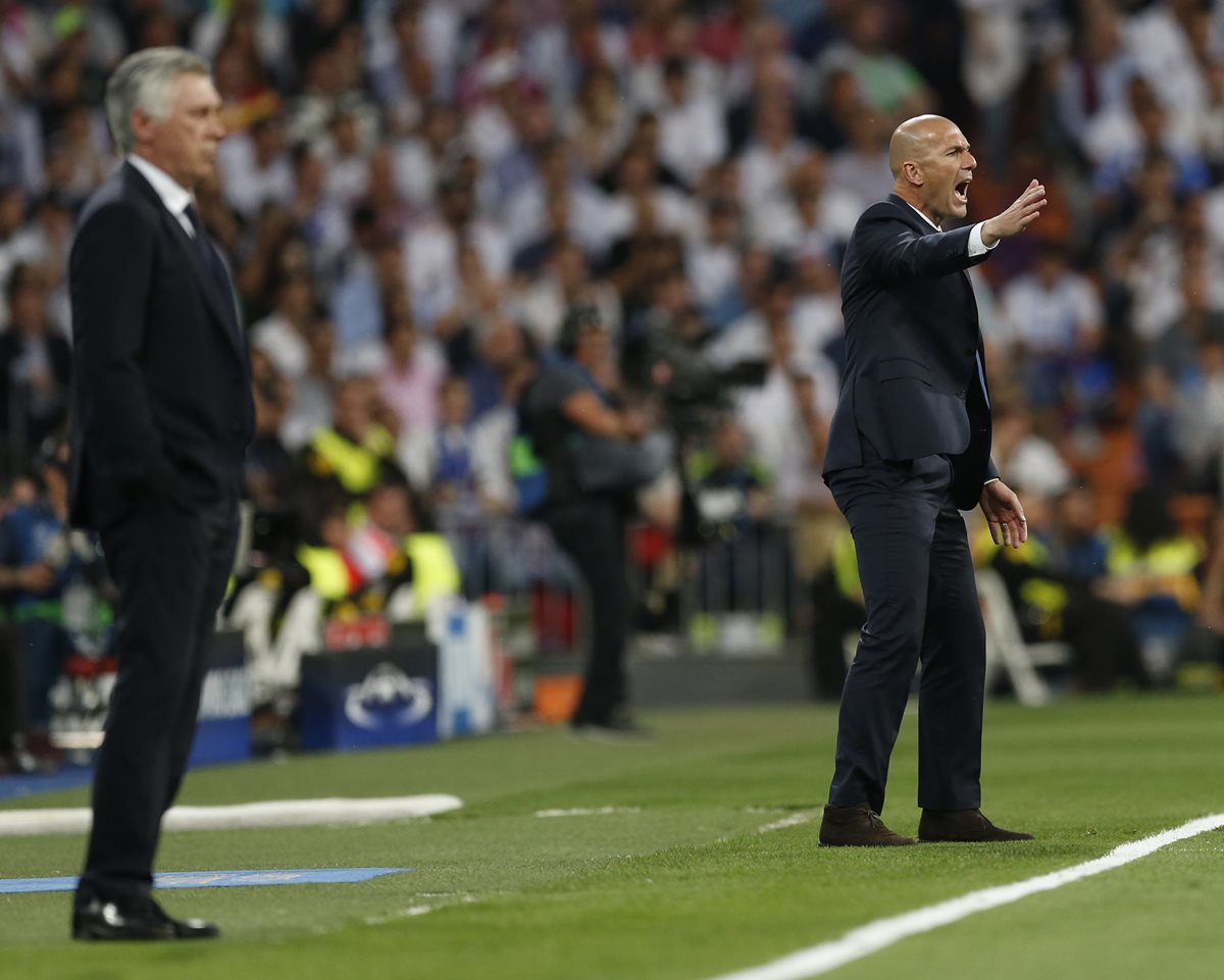 Carlo Ancelotti y Zinedine Zidane, técnicos del Bayern Múnich y Real Madrid durante el partido.