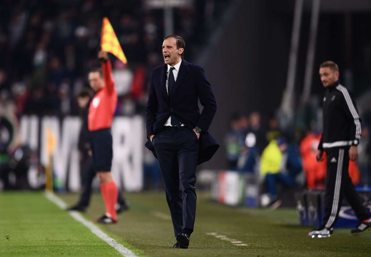 El técnico italiano Massimiliano Allegri de la Juventus, da instrucciones desde su banquillo técnico.
