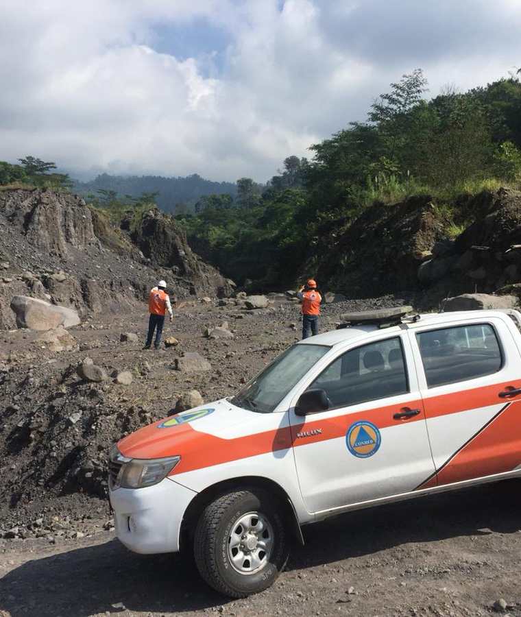 Personal de la Conred lleva a cabo monitoreos constantes en las barrancas del volcán Santiaguito. (Foto Prensa Libre: Conred)