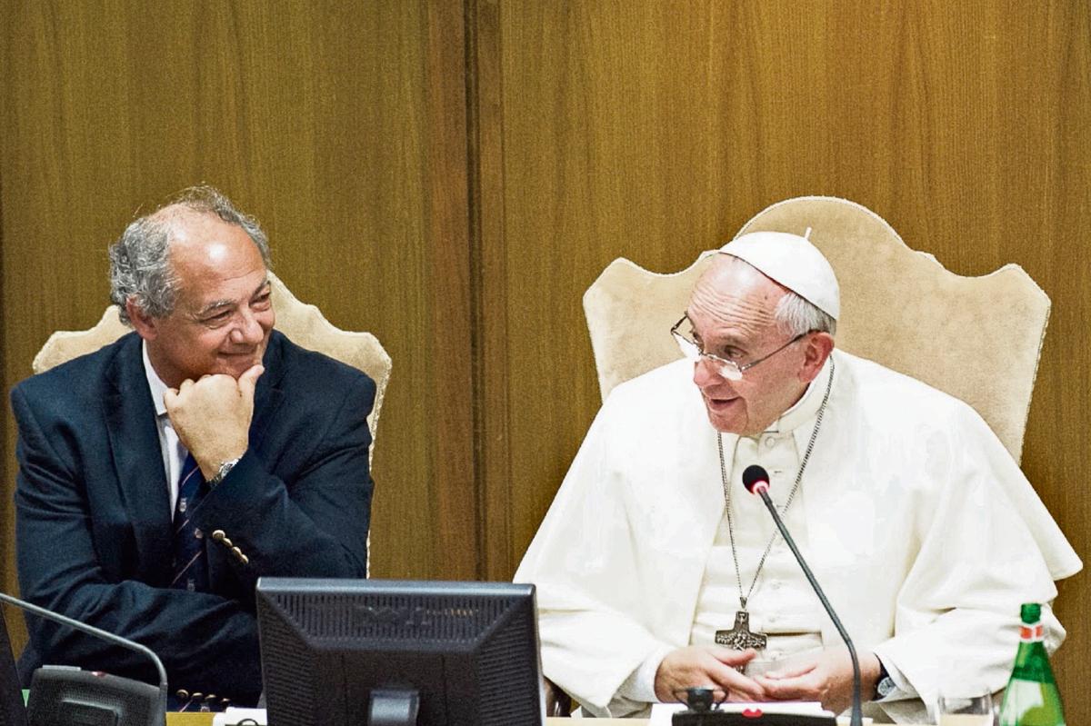 JOSÉ MARÍA DEL CORRAL, a la izquierda, ríe con el Papa Francisco, en la presentación del proyecto de Scholas.