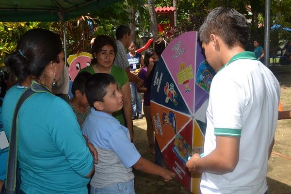 Un niño participa en el juego denominado la ruleta de los valores, en la actividad  "Un día sin violencia" realizada en Chiquimula. (Foto Prensa Libre: Edwin Paxtor)