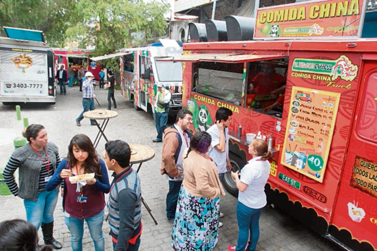 Es común ver en varias zonas de la ciudad los camiones que venden diversidad de comida. (Foto Prensa Libre: Álvaro Interiano)