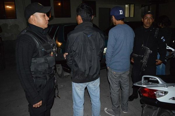 Dos de los menores capturados sindicados de asalto permanecen en la Comisaría 73, en Chimaltenango. (Foto Prensa Libre: José Rosales) <br _mce_bogus="1"/>