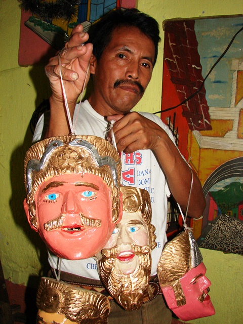 El artesano Miguel Macario posa con varias máscaras que son de su creación. (Foto Prensa Libre: Cristian I. Soto)