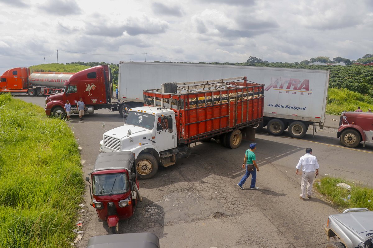 Pilotos de tráiler cruzan sus unidades como medida de protestas contra el bloque en la ruta al Suroccidente. (Foto Prensa Libre: Rolando Miranda)