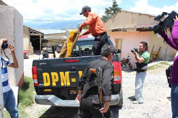 Afectados esperan más  de 12 horas por los cadáveres.