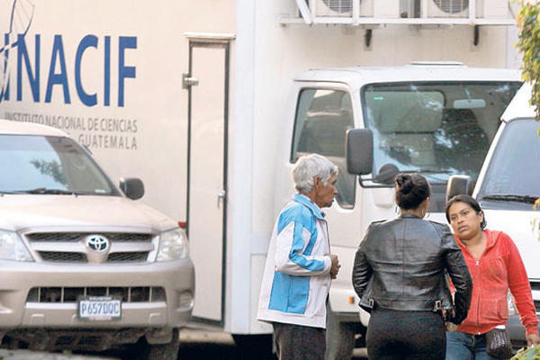 Familiares y amigos de Norma Vásquez y Nairobin Méndez esperan los cuerpos en la morgue.