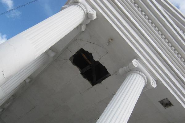 Templo de Minerva, en Huehuetenango, se encuentra dañado. El techo  tiene agujeros y en sus paredes se han escrito mensajes ofensivos.  ¿Quién cuida de los monumentos?