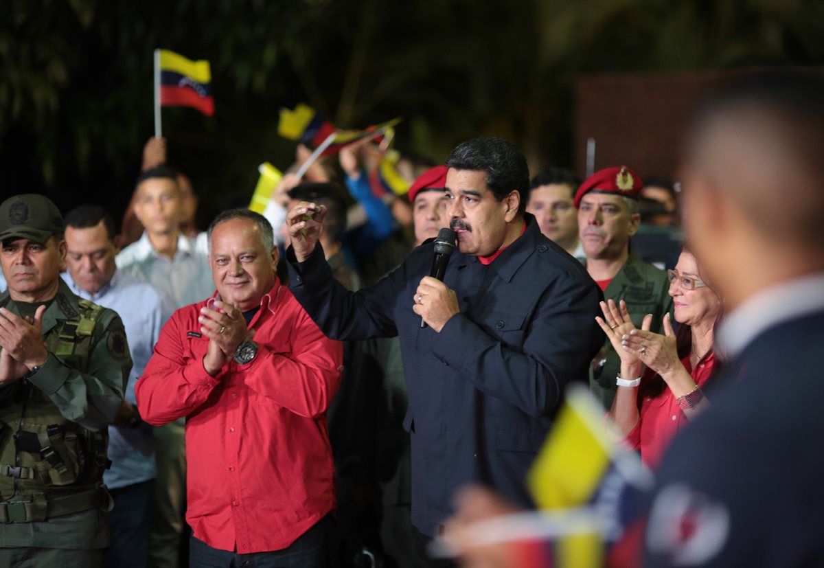 El presidente Nicolás Maduro anuncia la victoia oficialista. Foto Prensa Libre: EFE)