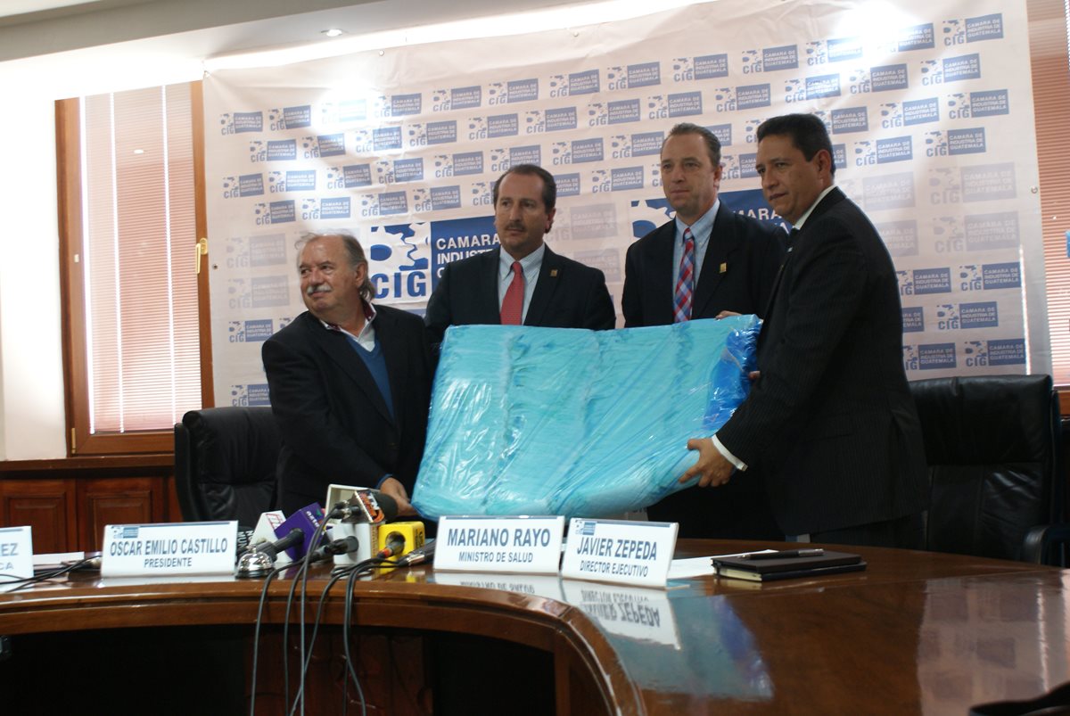Directivos de la Cámara de Industria de Guatemala (CIG)entregaron al ministro de Salud, Mariano Rayo, de forma simbólica 100 mil pañales para niños. (Foto Cortesía)