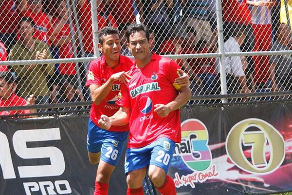 Carlos Ruiz anotó el gol del triunfo y lo festeja. (Foto Prensa Libre: Jesús Cuque)