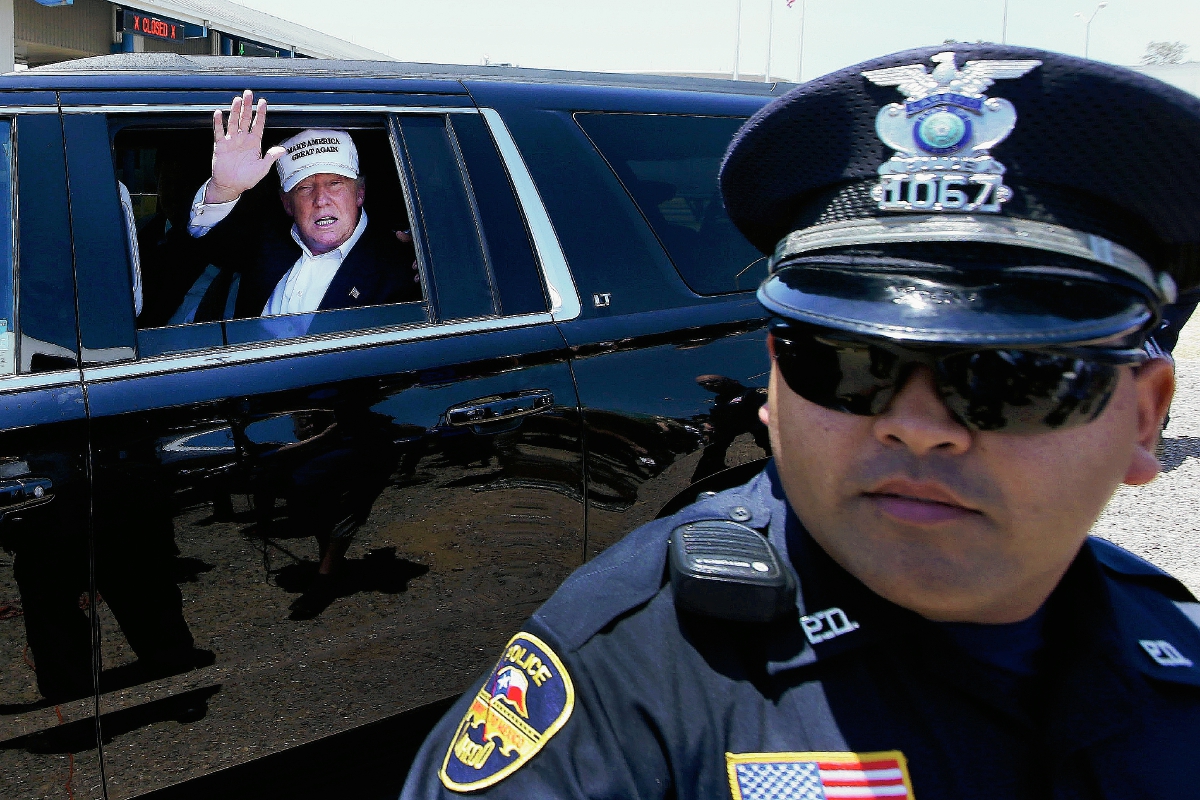 Trump saluda desde su limusina a su llegada a la frontera con México. (Foto Prensa Libre: AP).