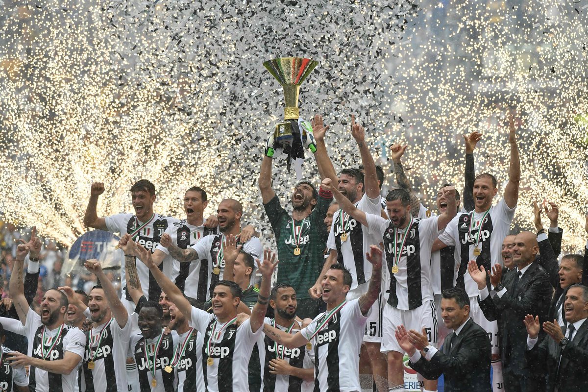 Buffón levantó su último título con la Juventus esta tarde en el Allianz Stadium. (Foto Prensa Libre: AFP)