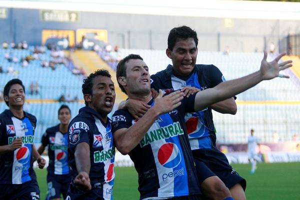 Jugadores de Suchitepéquez celebran el triunfo por 2-0 frente a Comunicaciones, en la fecha 21 del Clausura. (Foto Prensa Libre: Jesús Cuque)